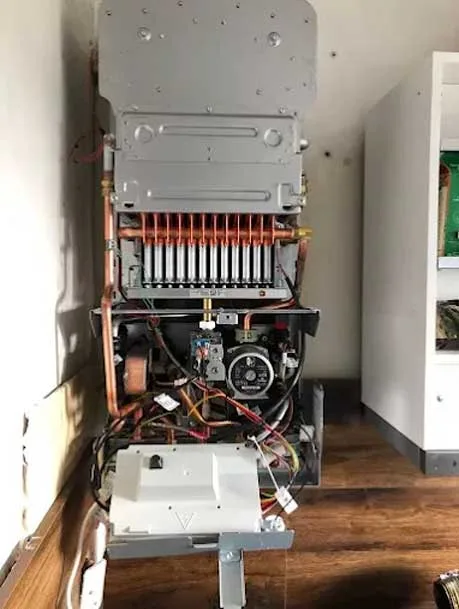 Intervention sur un chauffe-eau par Plomberie Connexion